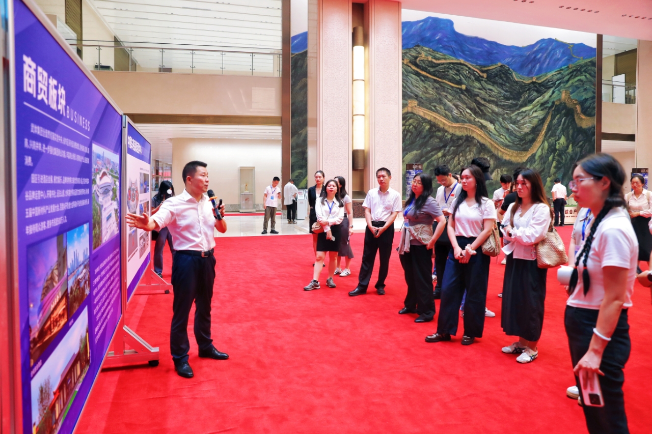 中宣部“活力中国调研行”采访团走进中国车谷——熊猫体育集团