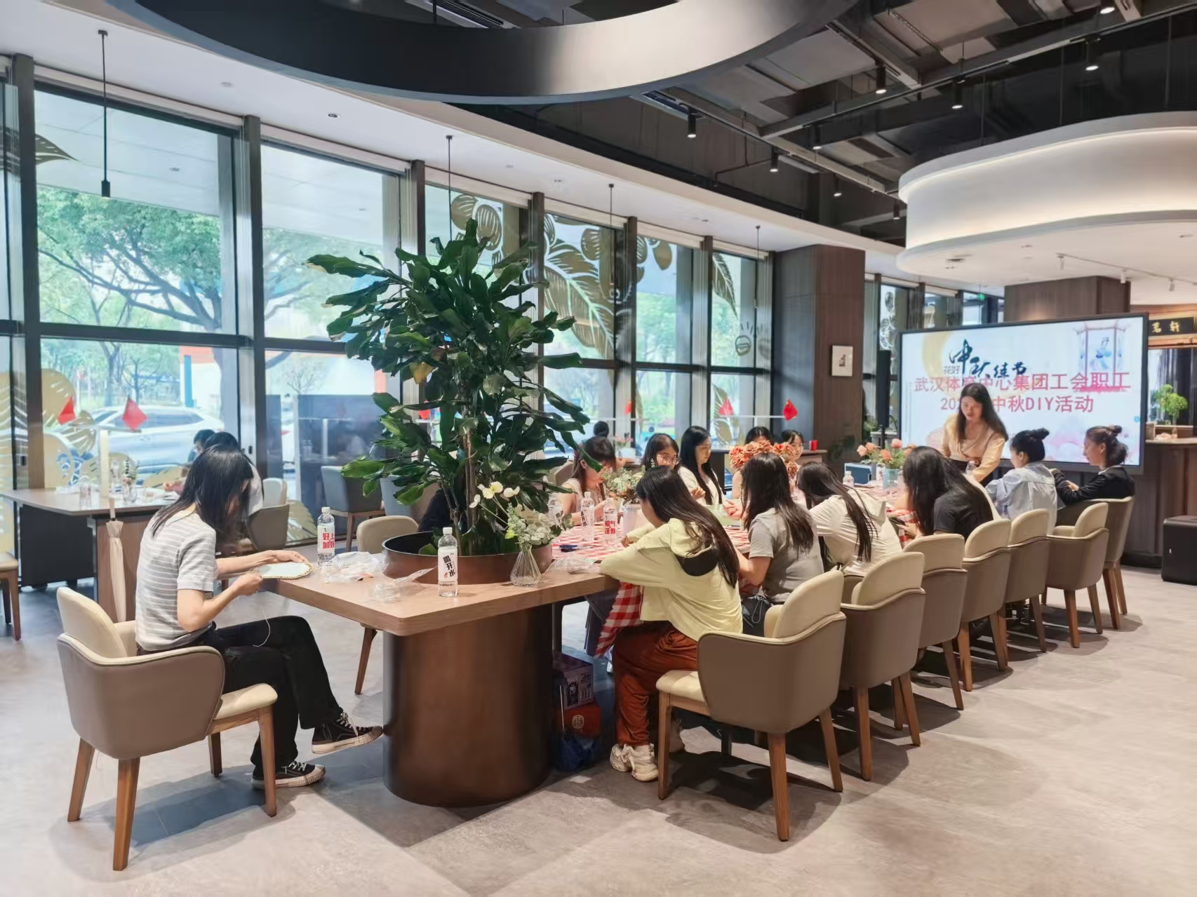 月满中秋，扇韵团圆 | 熊猫体育集团工会举办中秋团扇制作活动