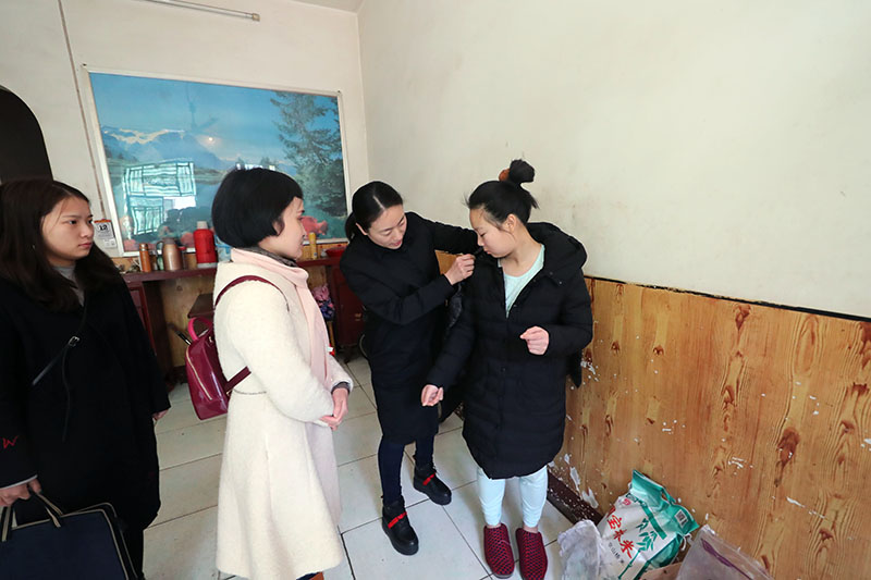 熊猫体育中心春节前进社区慰问留守儿童(图3)