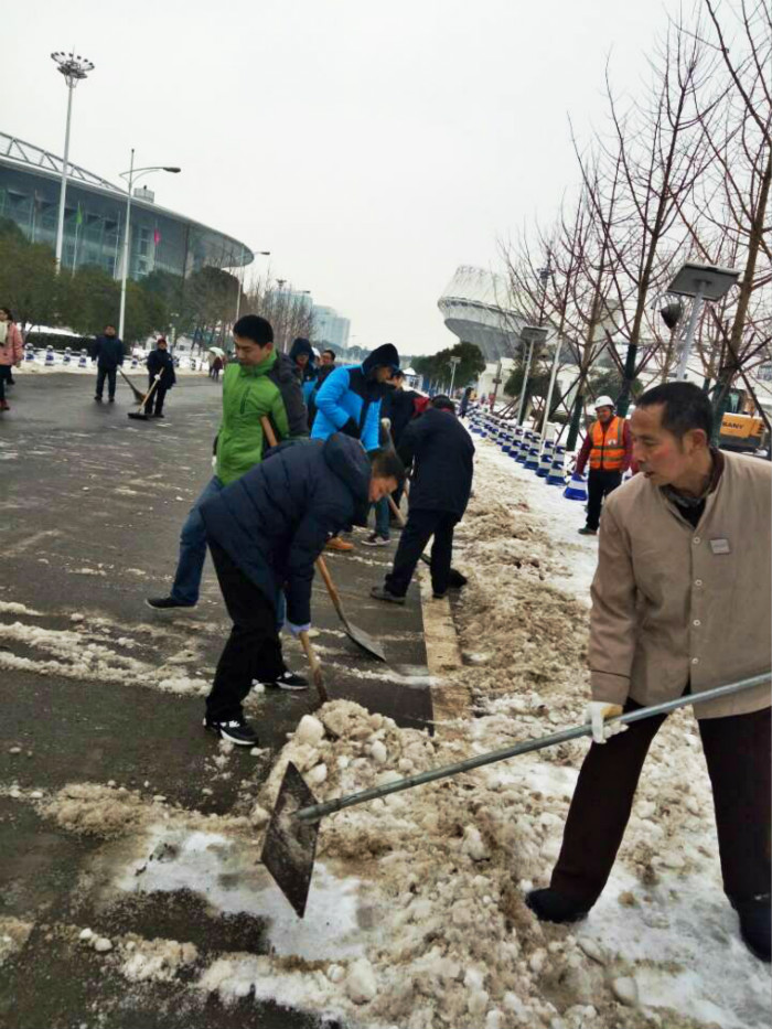 一场雪，体育中心美得不要不要的 但最美的风景还是他们(图6)