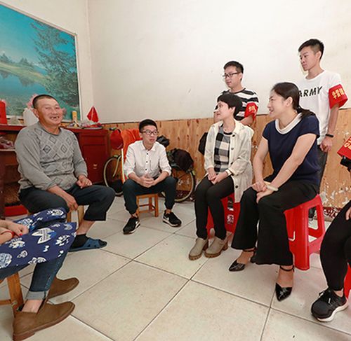 熊猫体育中心志愿者走进社区慰问留守儿童(图1)