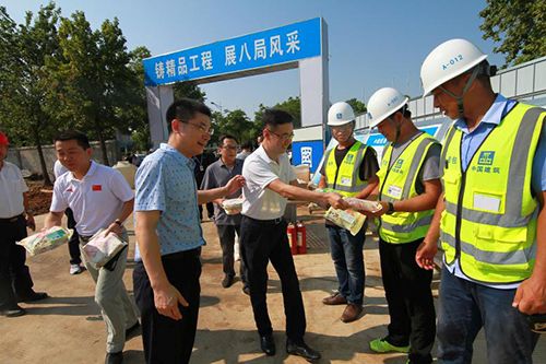 冯爱明慰问高温作业人员