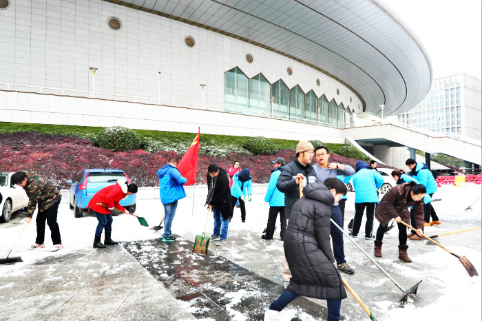 一场雪，体育中心美得不要不要的</br>但最美的风景还是他们(图8)