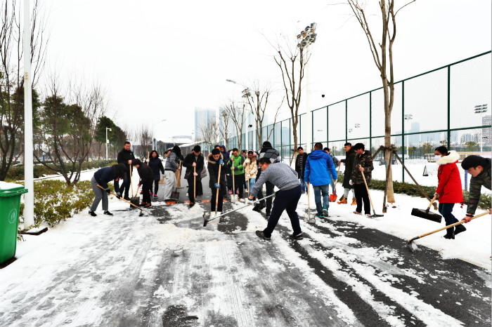 一场雪，体育中心美得不要不要的</br>但最美的风景还是他们(图13)