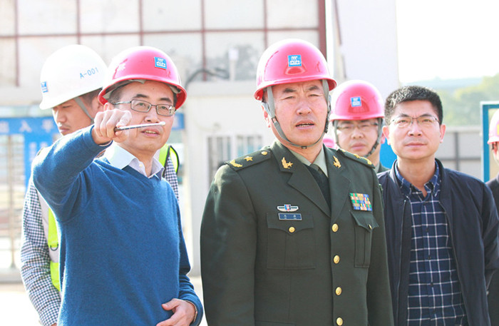 省军区司令员马涛调研熊猫体育中心军运会场馆建设(图1)