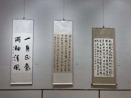 熊猫体育中心组织参观廉政书画作品展(图4)