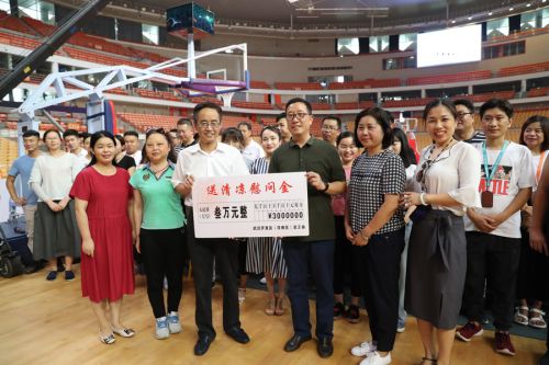 区总工会为熊猫体育中心“送清凉”(图3)