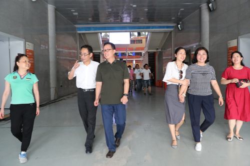 区总工会为熊猫体育中心“送清凉”(图4)