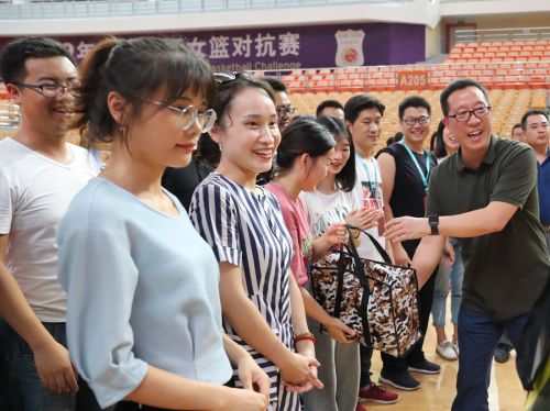 区总工会为熊猫体育中心“送清凉”(图2)