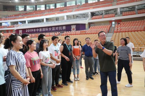 区总工会为熊猫体育中心“送清凉”(图1)