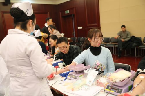 献出一滴血  汇聚一份爱 ——熊猫体育中心组织开展无偿献血活动(图3)