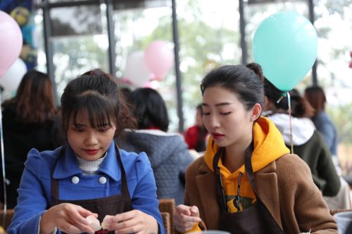 巧手做糕点，甜蜜迎佳节 ▏熊猫体育中心举行“三八”妇女节关爱活动(图4)