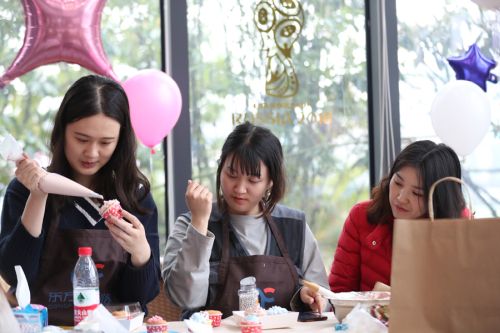 巧手做糕点，甜蜜迎佳节 ▏熊猫体育中心举行“三八”妇女节关爱活动(图2)