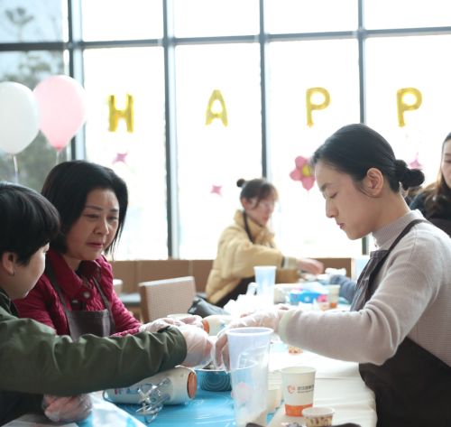 巧手做糕点，甜蜜迎佳节 ▏熊猫体育中心举行“三八”妇女节关爱活动(图3)