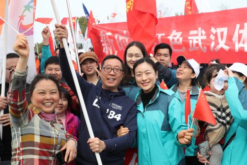 “与军运同行”徒步活动上演“快闪”  熊猫体育中心作为企业代表队第一方阵登场(图1)
