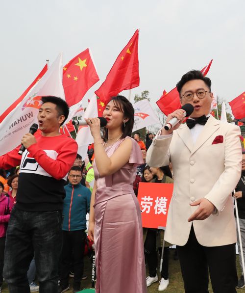 “与军运同行”徒步活动上演“快闪”  熊猫体育中心作为企业代表队第一方阵登场(图7)