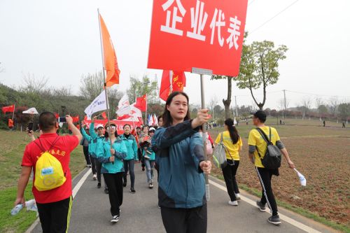 “与军运同行”徒步活动上演“快闪”  熊猫体育中心作为企业代表队第一方阵登场(图9)