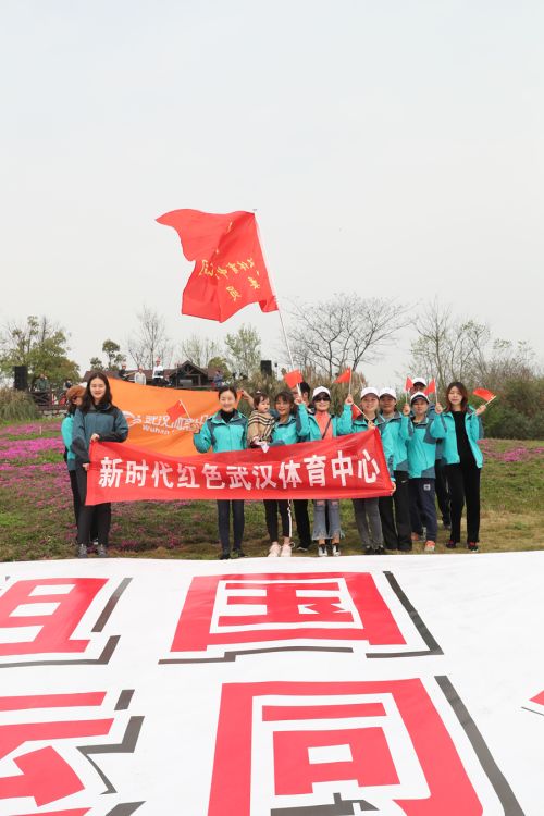 “与军运同行”徒步活动上演“快闪”  熊猫体育中心作为企业代表队第一方阵登场(图12)