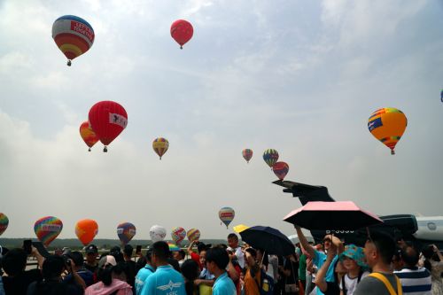 2019国际航联世界飞行者大会在我区开幕 顶尖飞行员翱翔“天空之城”(图19)