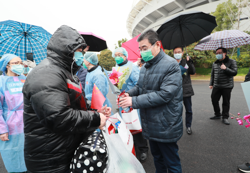 熊猫体育中心方舱医院迎来“出舱”高峰 164名患者康复出院 彭浩等领导慰问治愈患者