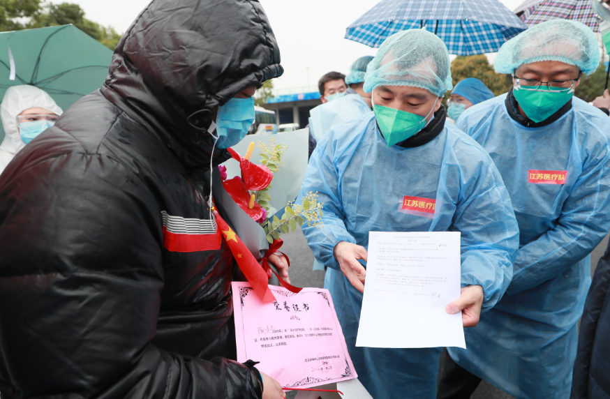熊猫体育中心方舱医院迎来“出舱”高峰 164名患者康复出院 彭浩等领导慰问治愈患者(图5)