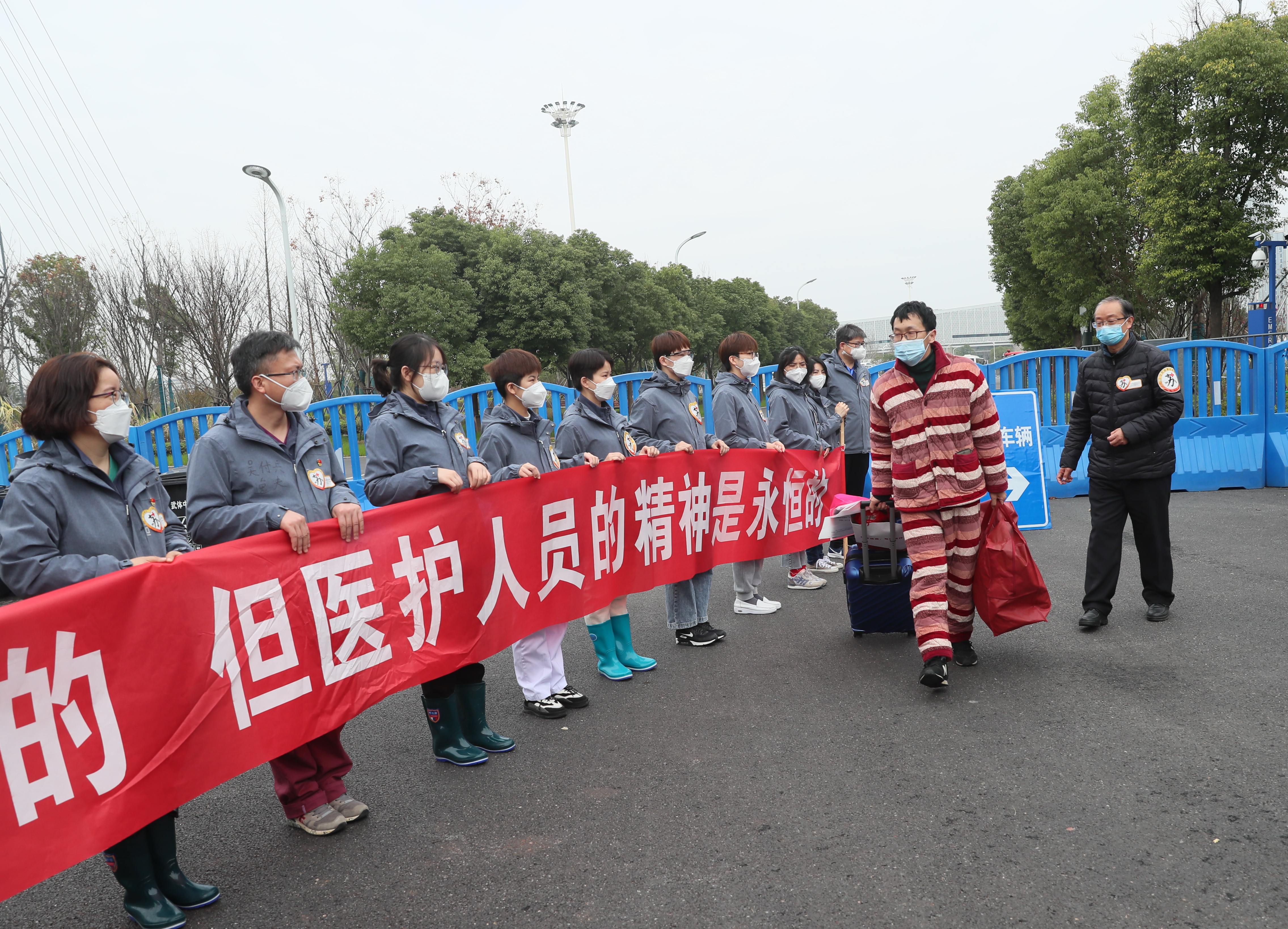 体育中心方舱医院管理小组慰问江苏援鄂医疗队(图2)