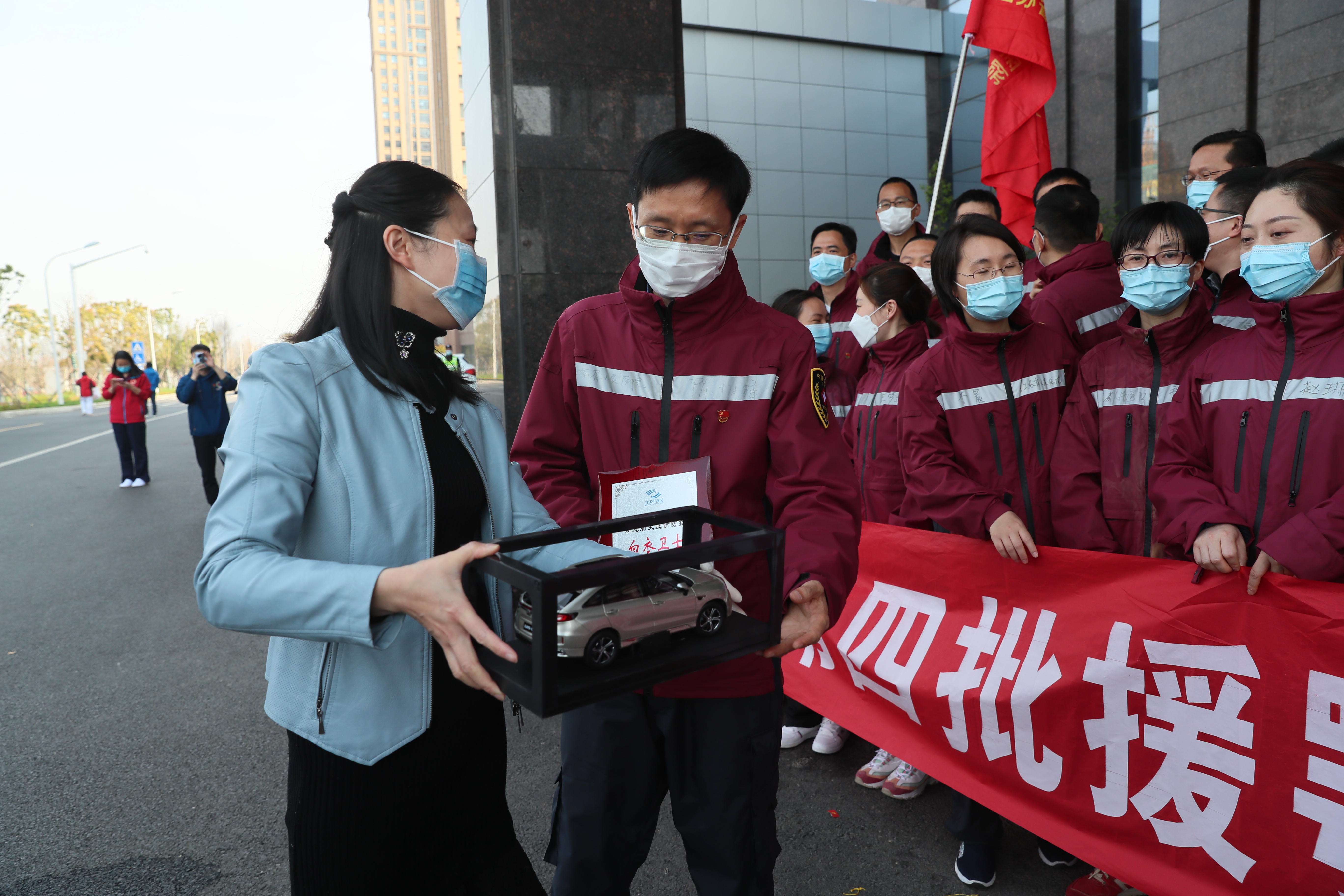 体育中心方舱医院管理小组慰问江苏援鄂医疗队(图5)