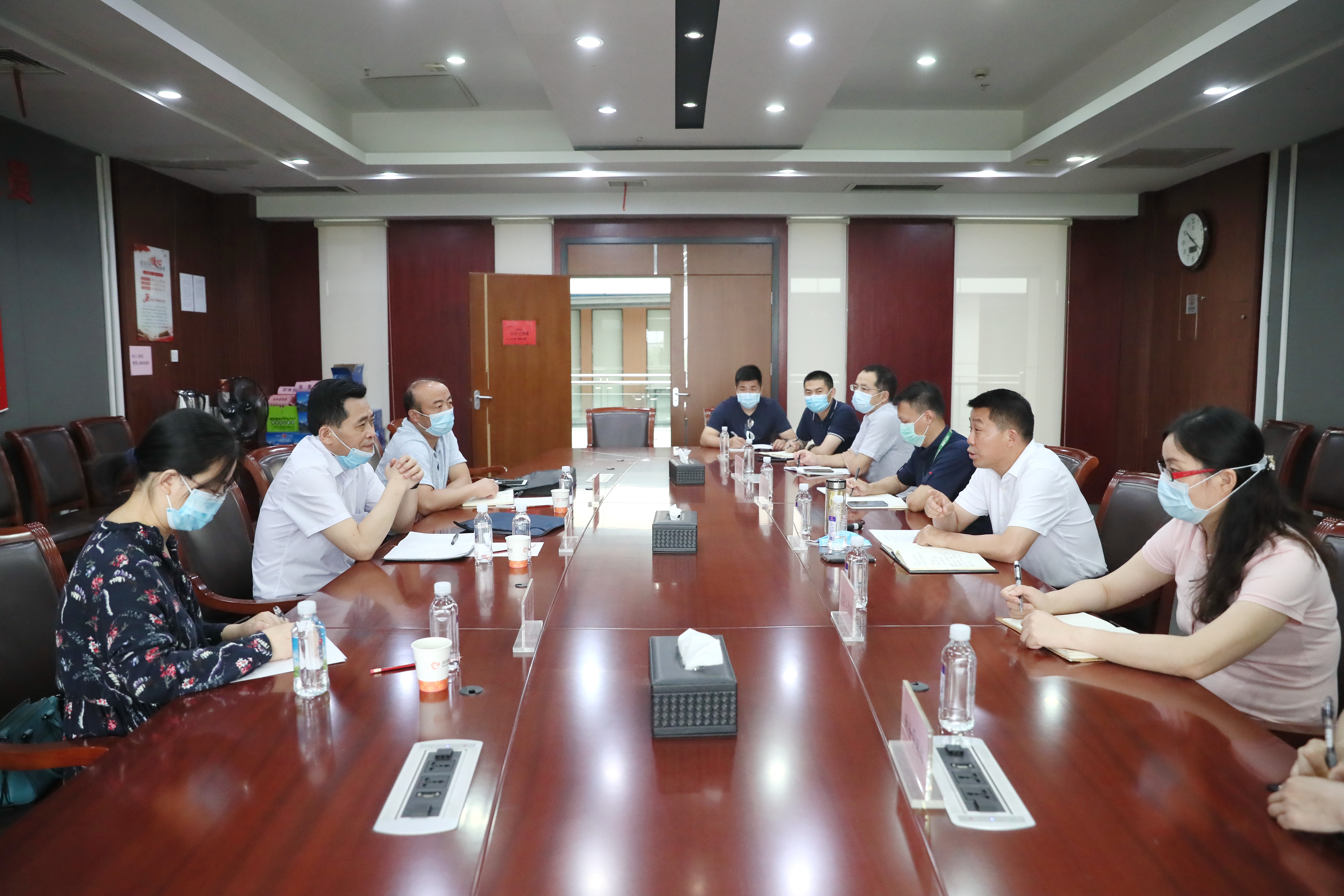 省信访局等部门领导来公司调研  全力支持熊猫体育中心发展(图3)