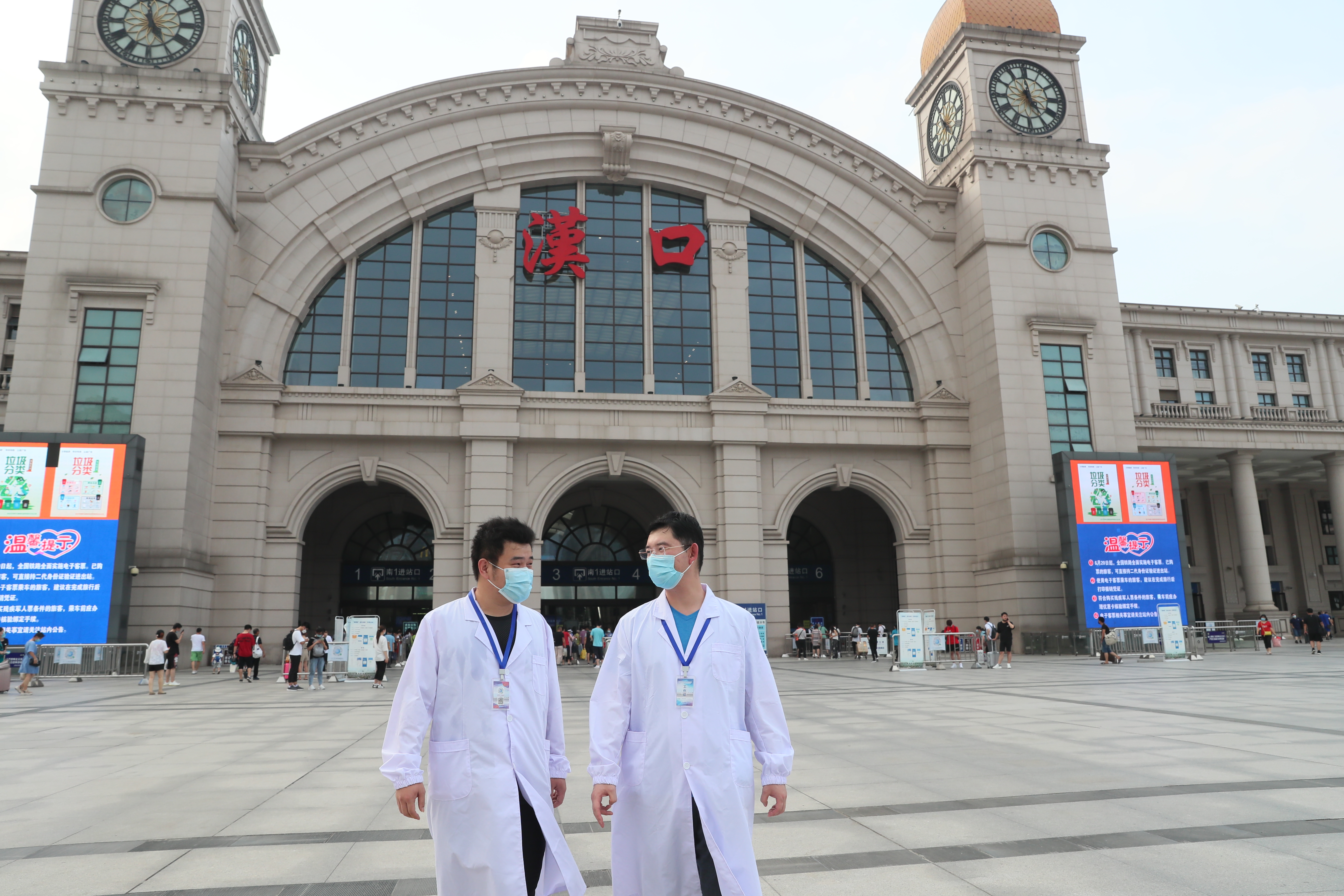 王旗华慰问汉口火车站疫情防控人员(图3)