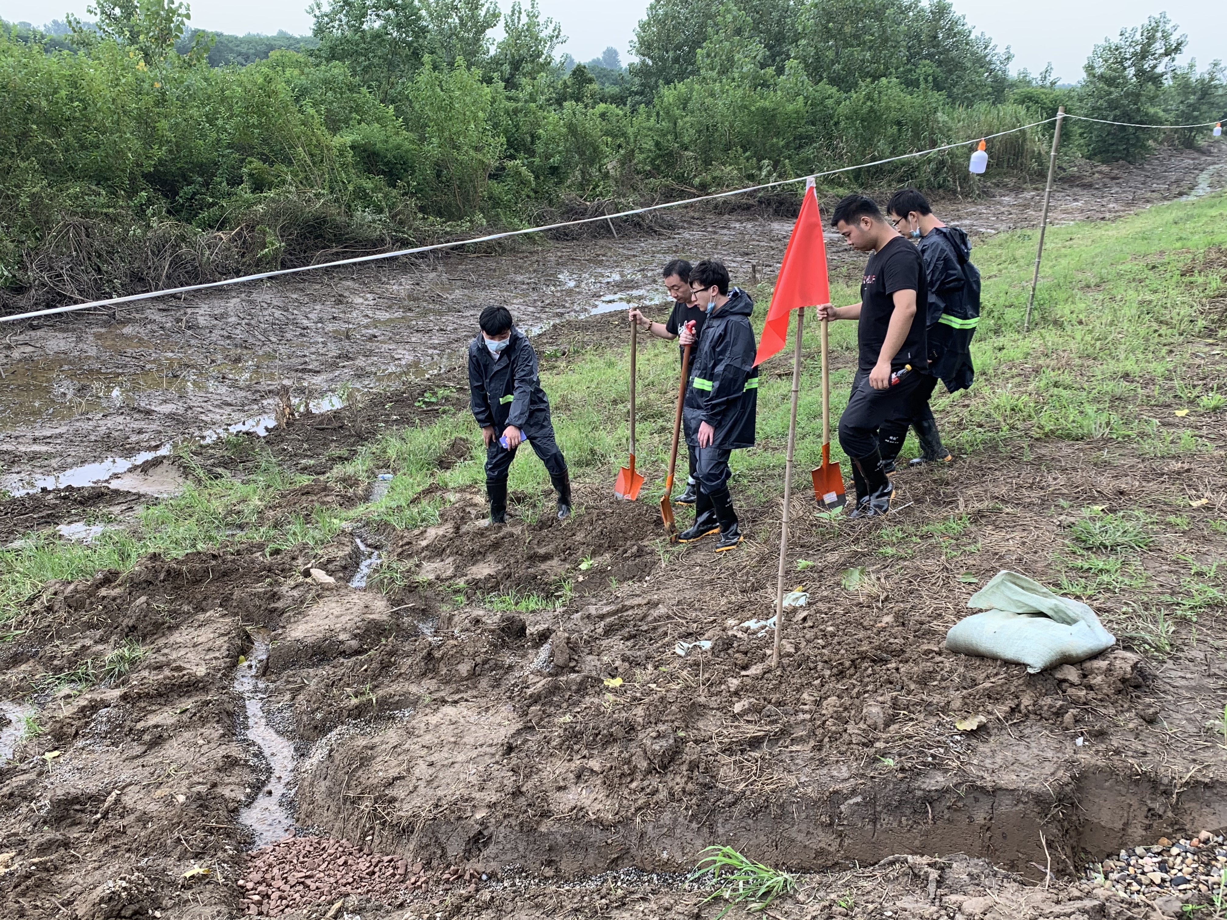王旗华慰问防汛抗洪突击队(图4)