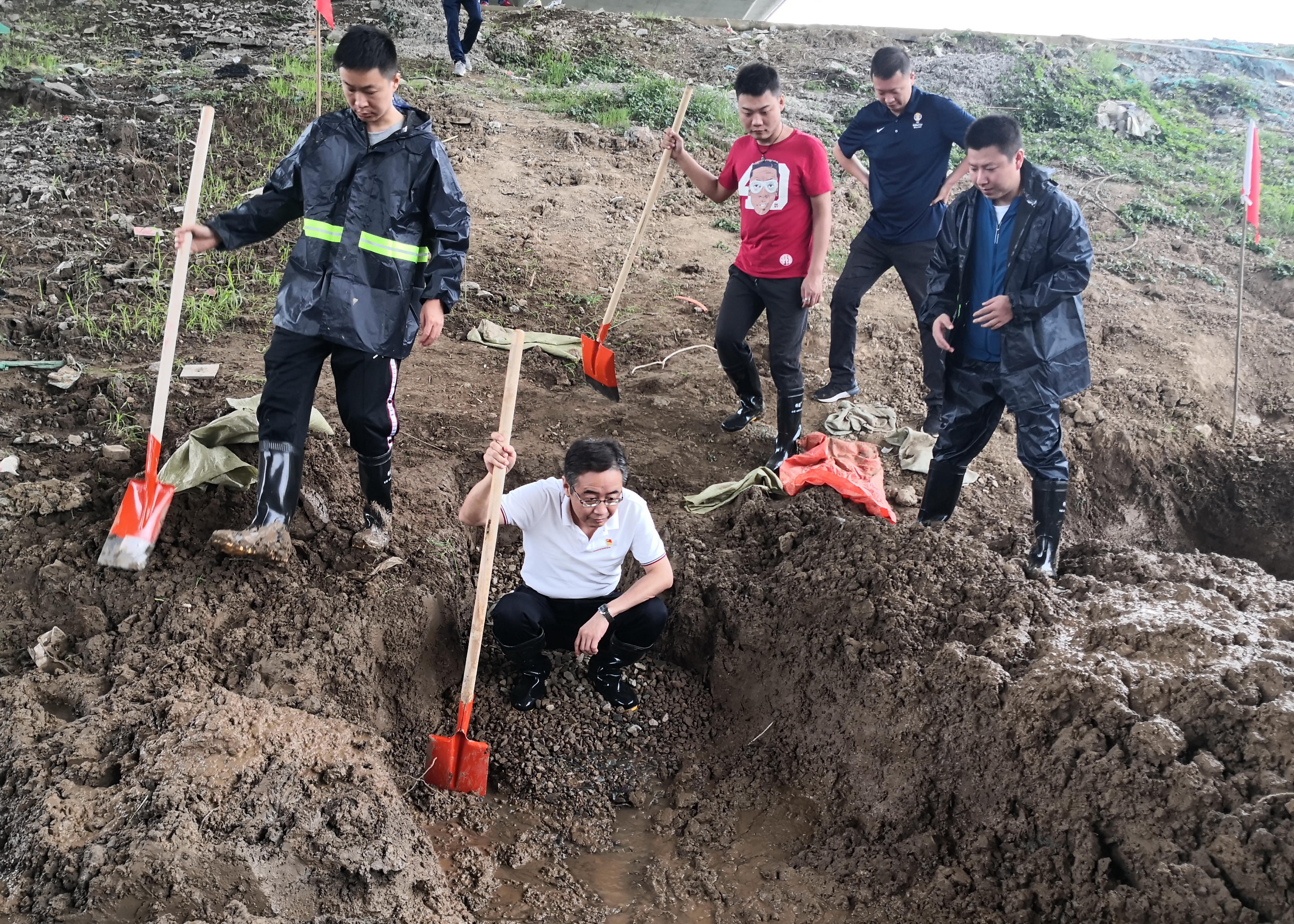 王旗华慰问防汛抗洪突击队