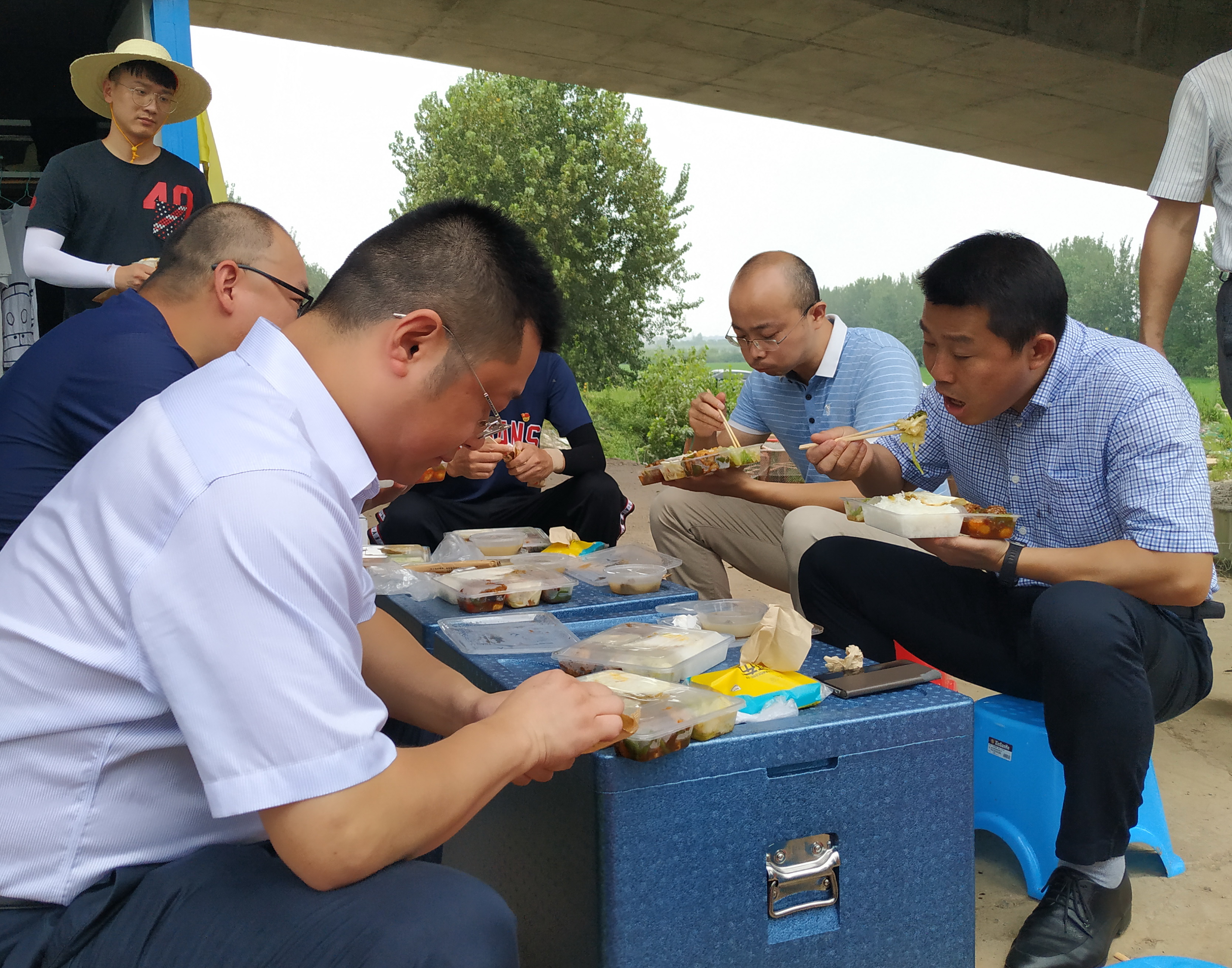 公司领导上堤检查防汛(图2)
