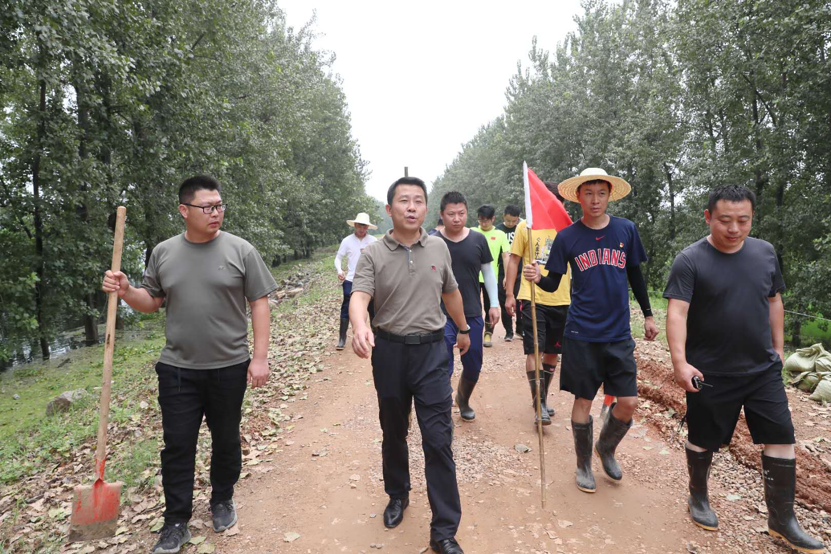 吴志锋带队巡堤(图1)