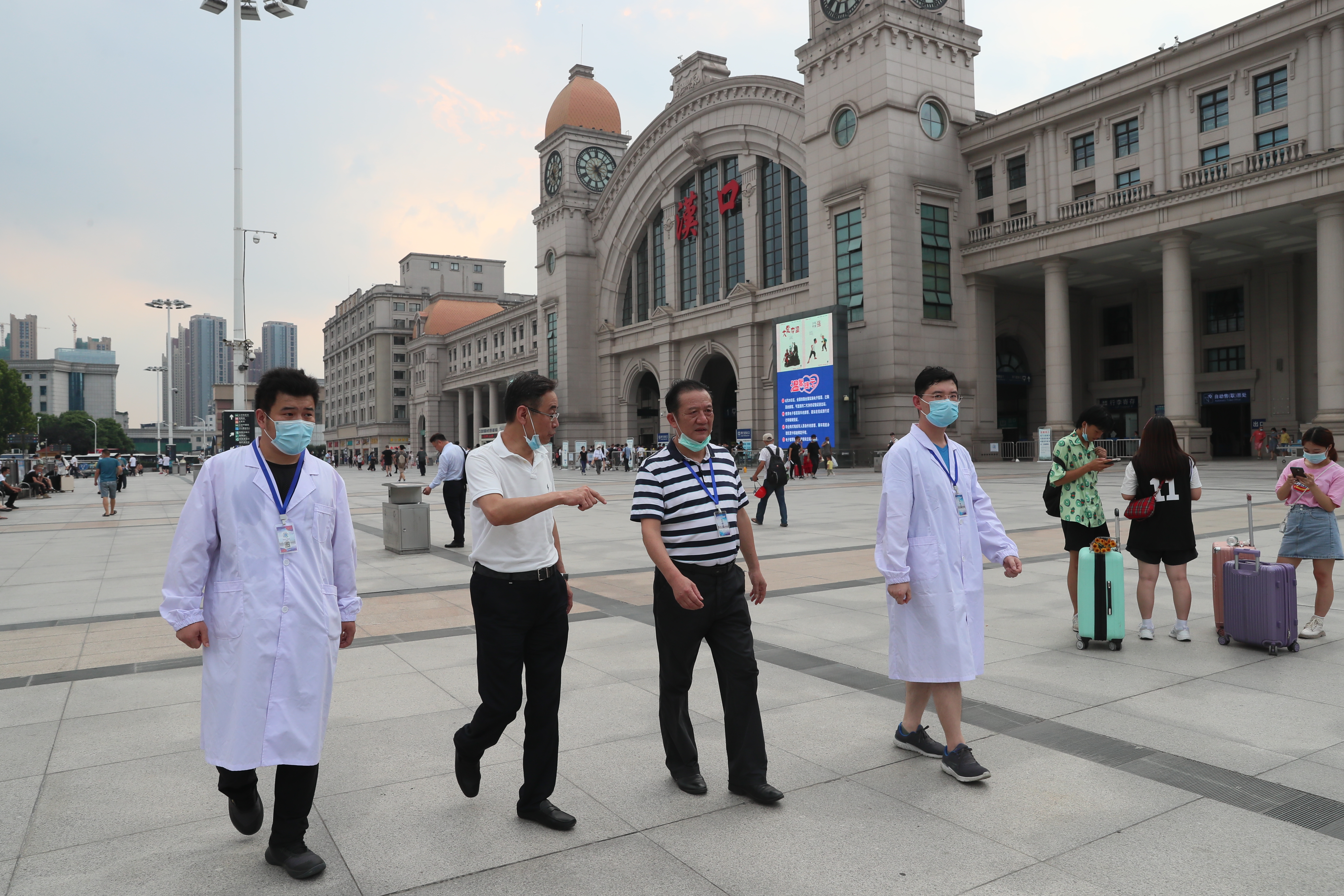 王旗华慰问汉口火车站疫情防控人员(图1)