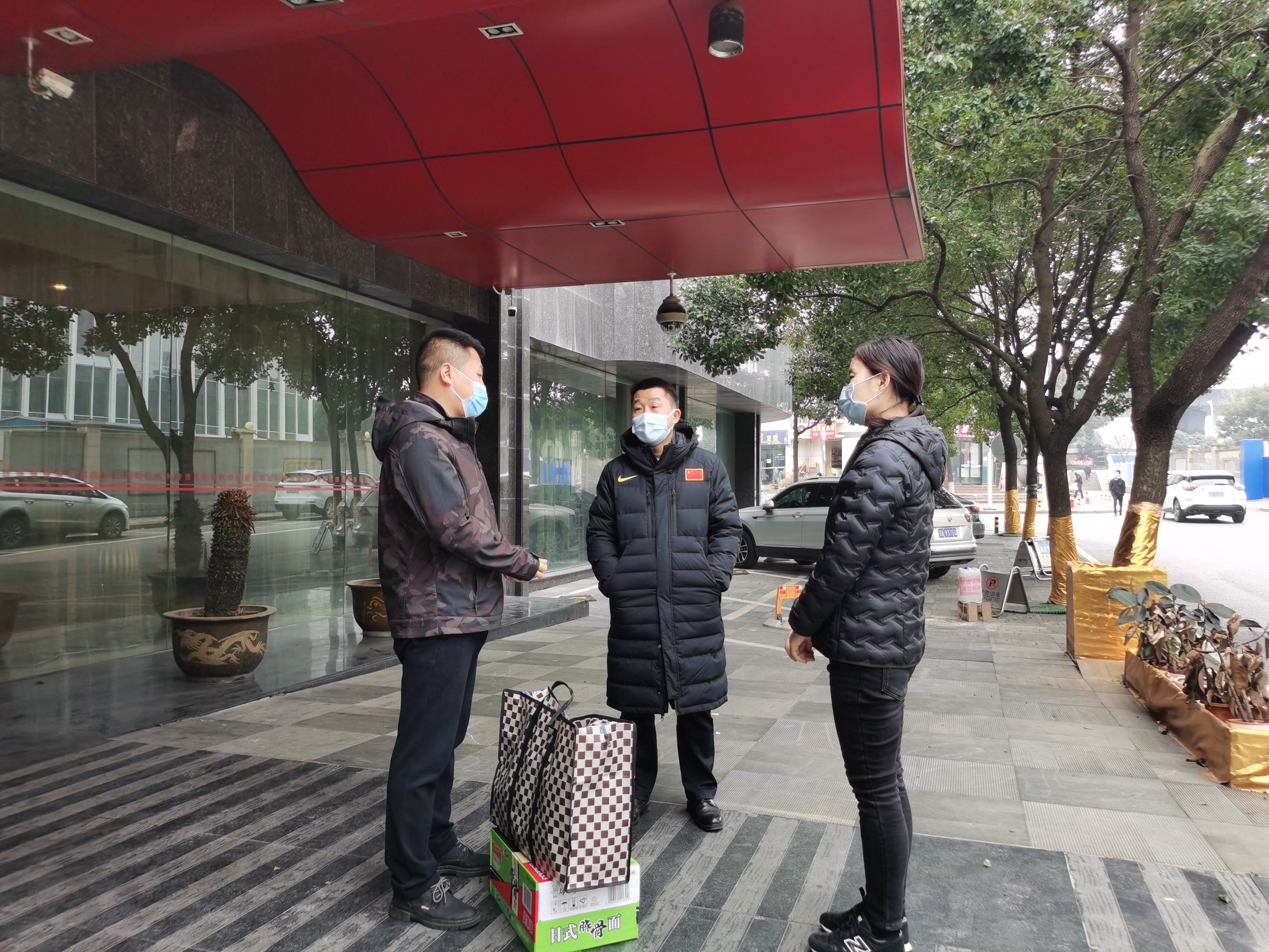 公司领导看望慰问派驻防疫点工作员工(图3)